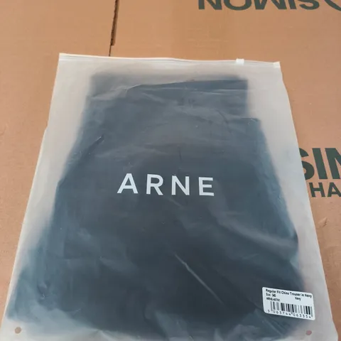 ARNE REGULAR FIT CHINO TROUSERS IN NAVY – SIZE 34S