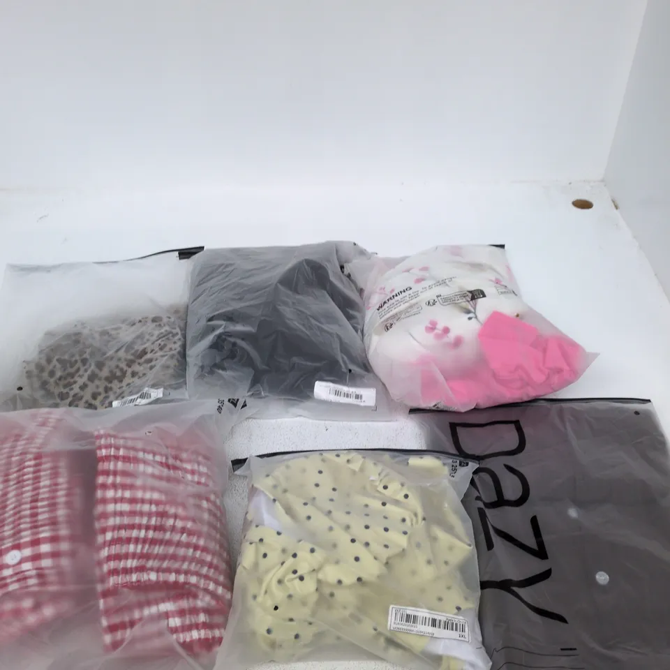 BOX OF APPROXIMATELY 15 ASSORTED CLOTHING ITEMS IN VARIOUS STYLES, COLOURS AND SIZES