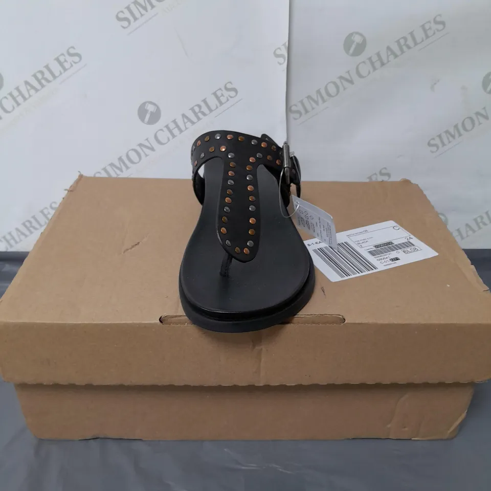 JD WILLIAMS LADIES BLACK FLIP FLOPS WITH STUDDED DETAILS SIZE 7