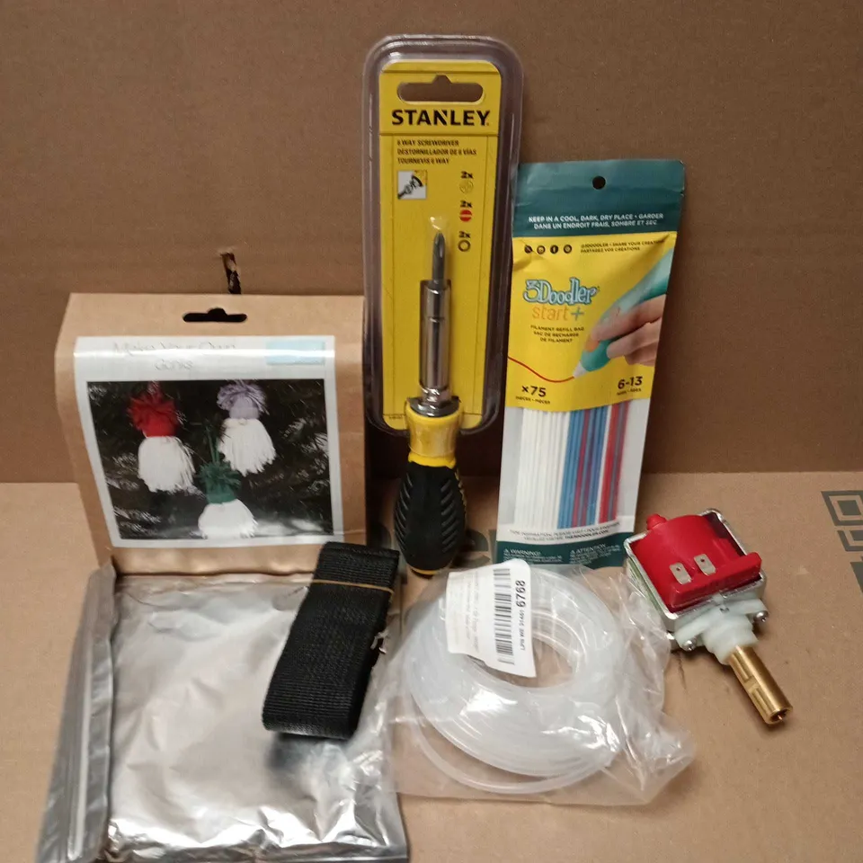 APPROXIMATELY 15 ASSORTED HOUSEHOLD ITEMS TO INCLUDE STANLEY 6 WAY SCREWDRIVER, 3DOODLER, MAKE YOUR OWN GONKS, ETC