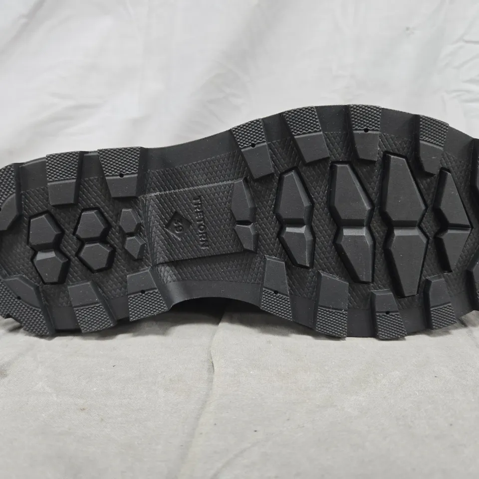 BOXED PAIR OF TRETON SALLA NEO BOOTS IN BURGUNDY SIZE 6