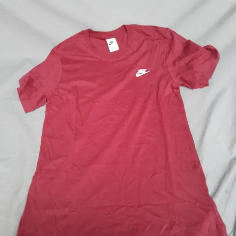 NIKE EMBROIDERED TEE IN WINE RED SIZE S