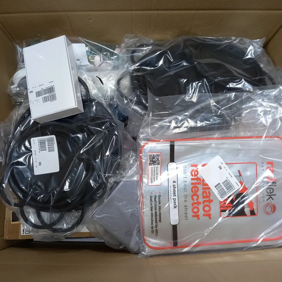 APPROXIMATELY 10 ASSORTED ITEMS TO INCLUDE LOCKNLOCK BOTTLES, RADIATOR SHEETS, KITCHEN SCALES, ETC