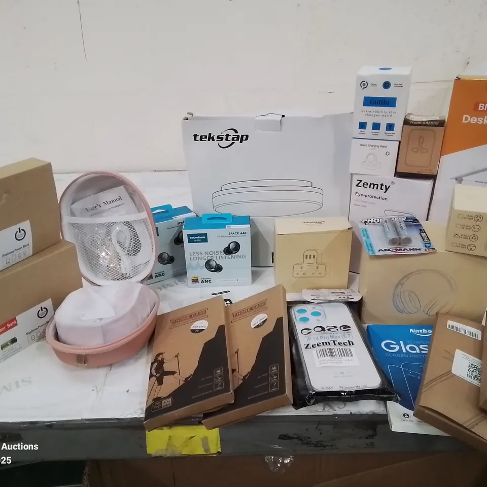 BOX CONTAINING LARGE AMOUNT OF BOXED ELECTRICAL ITEMS TO INCLUDE: HEADPHONES, EARPHONES, PHONE CASES, POWER BANKS, CHARGING CABLES AND LOTS MORE.