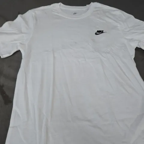 NIKE LOGO CLASSIC TEE IN WHITE - SIZE XS