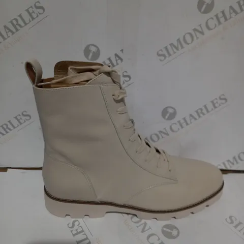 VIONIC CREAM LACED BOOTS - SIZE 7 