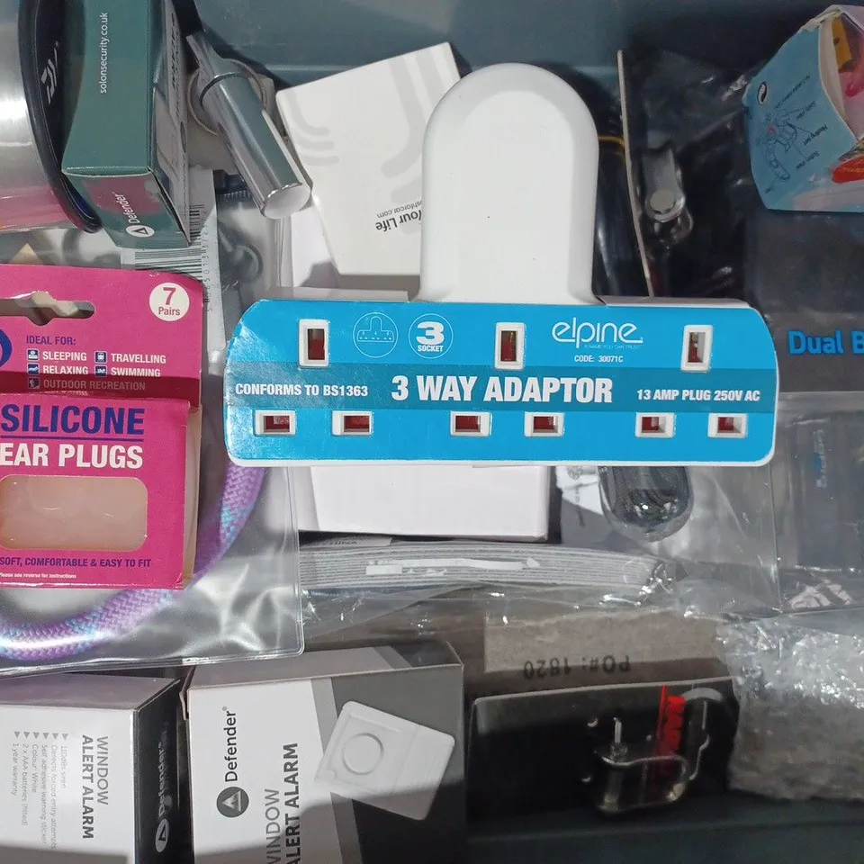 APPROXIMATELY 10 ASSORTED HOUSEHOLD ITEMS TO INCLUDE TUM TUM TIPPY UP CUP, TAROT CARD COASTER SET, DIGITAL VOICE RECORDER, ETC