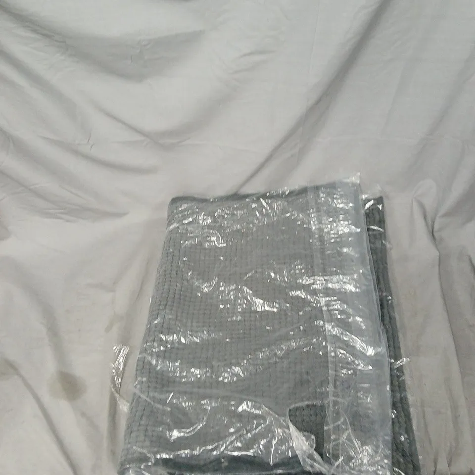 BOX OF APPROXIMATELY 6 ASSORTED HOUSEHOLD ITEMS TO INCLUDE: GREEN EYELET CURTAINS AND BATHROOM MAT