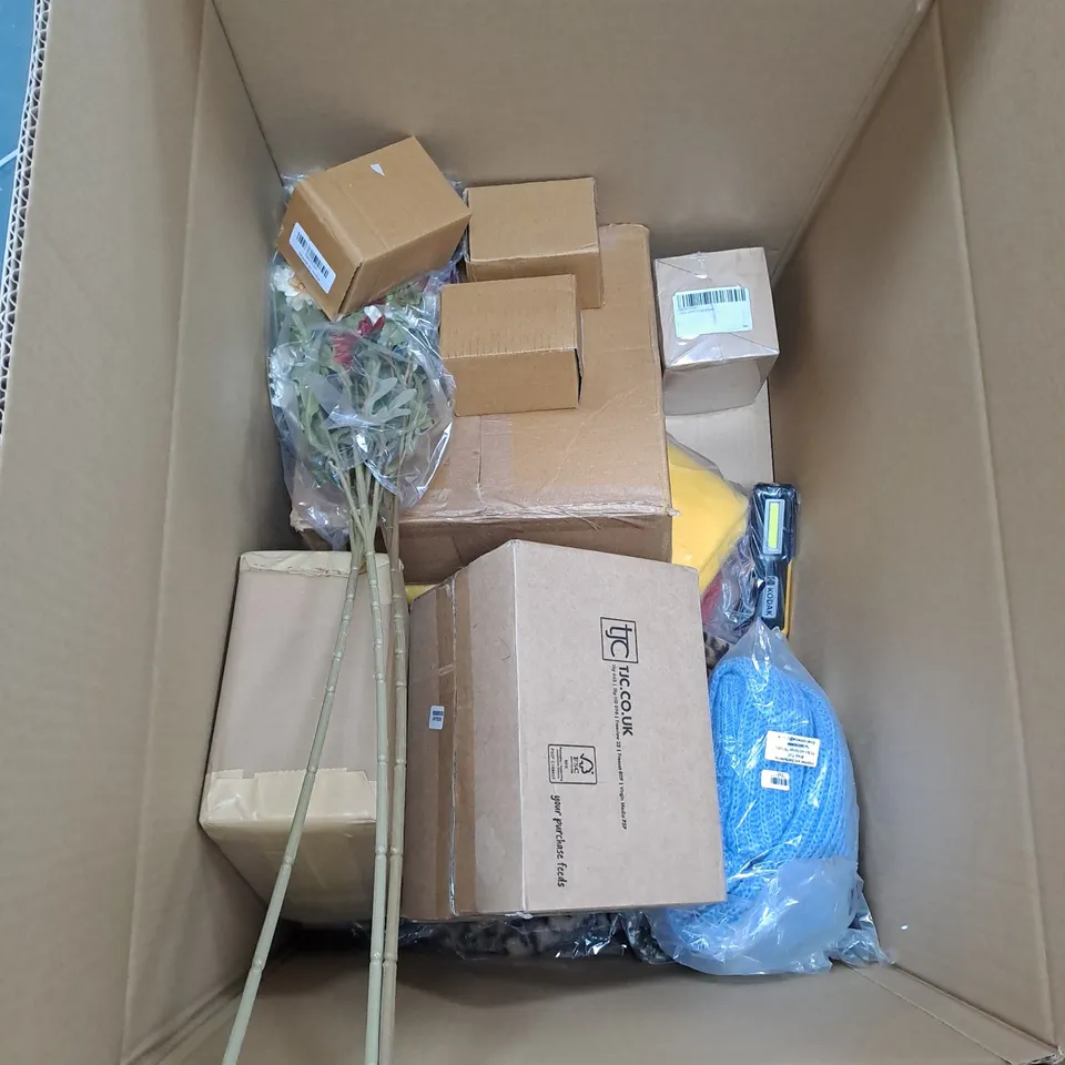 BOX OF APPROXIMATELY 15 ASSORTED HOUSEHOLD ITEMS TO INCLUDE  - SOLAR GARDEN DÉCOR - CLOTHING AND CURTAINS COLLECTION ONLY