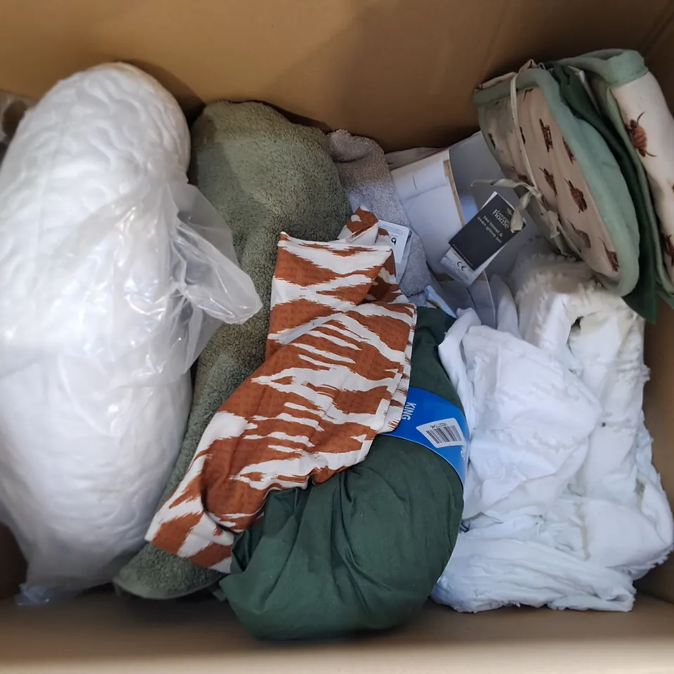 LOT OF APPROXIMATELY 10 ASSORTED BEDDING AND SOFT FURNISHING ITEMS 