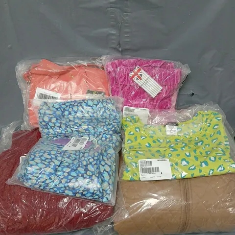 APPROXIMATELY 20 ASSORTED CLOTHING ITEMS IN VARIOUS STYLES, SIZES & COLOURS TO INCLUDE BAG, CARDIGAN, JACKET, ETC