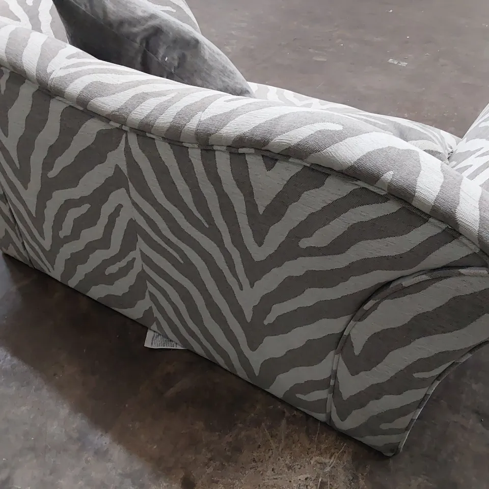 DESIGNER LAZY BOY ZANZIBAR PATTERNED FABRIC CUDDLER CHAIR