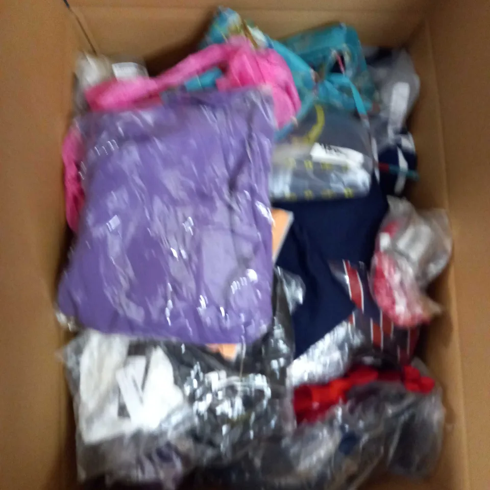 LOT OF ASSORTED CLOTHING AND ACCESSORIES TO INCLUDE; T-SHIRTS, JUMPERS ETC