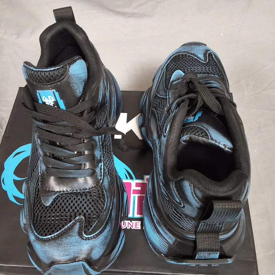BOXED KOI HATSUNE MIKU CHUNKY TRAINERS IN BLACK/BLUE - UK 5