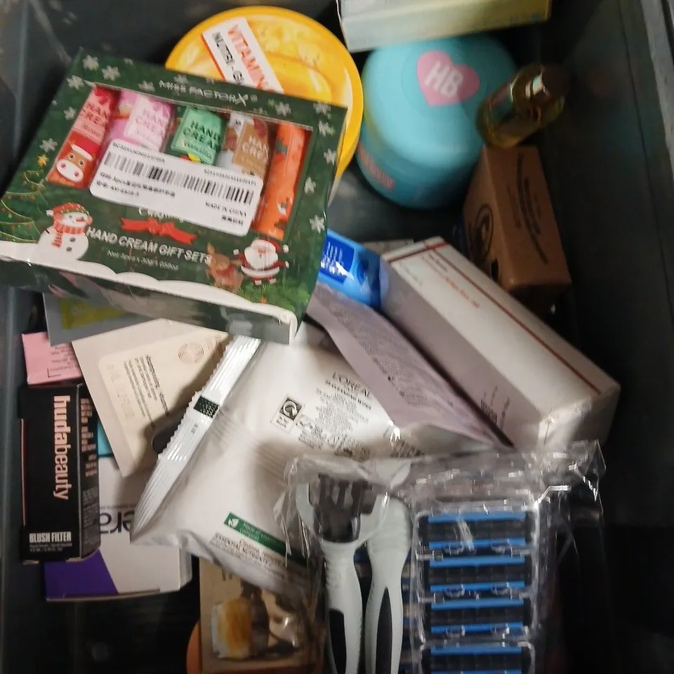 APPROXIMATEY 20 ASSORTED HEALTH AND BEAUTY PRODUCTS TO INCLUDE - L'OREAL MEN EXPERT SHOWER GEL - DR SQUATCH GOLD MOSS SOAP AND CERAVE NIGHT CREAM