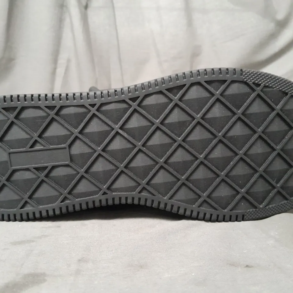 BOXED PAIR OF SASAIA SHOES IN BLACK W. STUD EU SIZE 41