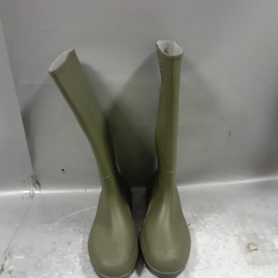 UNBOXED PAIR OF DUNLOP GREEN WELLIES SIZE 8 