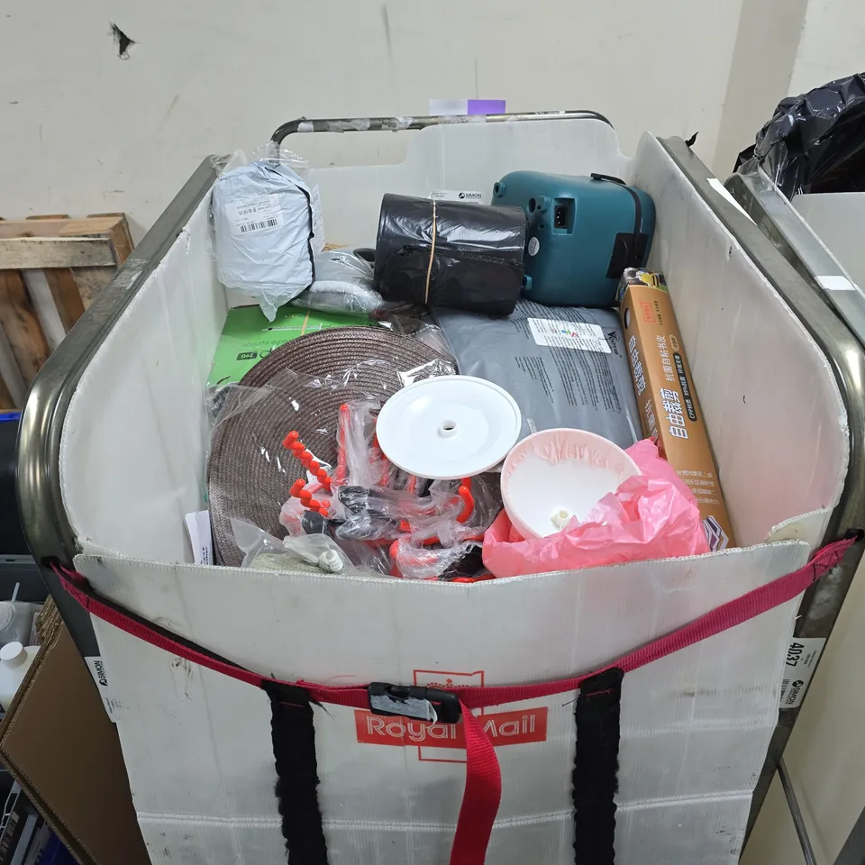 CAGE OF APPROXIMATELY 30 ASSORTED ITEMS TO INCLUDE: BUGGY MITTENS AND WORCESTERSHIRE NOTEPAD