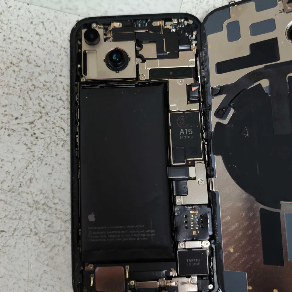 APPLE IPHONE – BLUE, CRACKED FRONT SCREEN, INTERNALS EXPOSED A2863