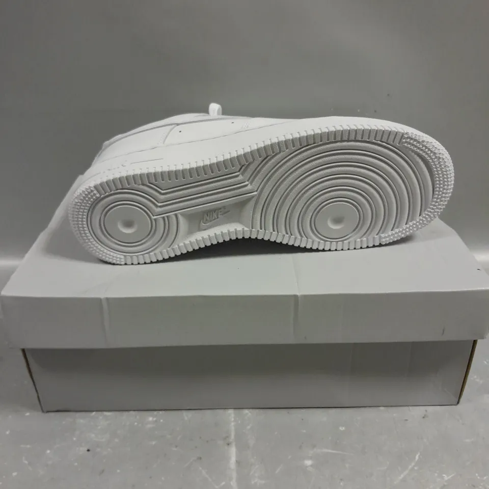 BOXED PAIR OF NIKE AIR FORCE 1 '07 TRAINERS IN WHITE - 8