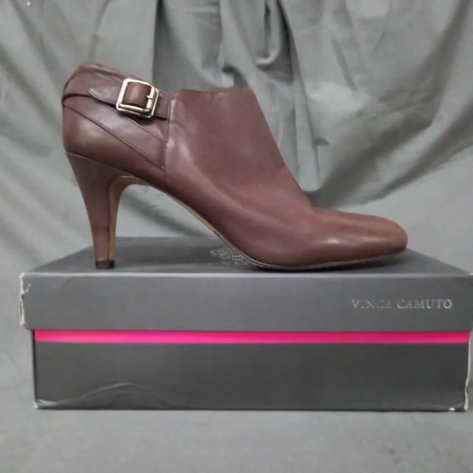 BOXED PAIR OF VINCE CAMUTO VAYDA HEELED LEATHER SHOES IN BROWN EU SIZE 41