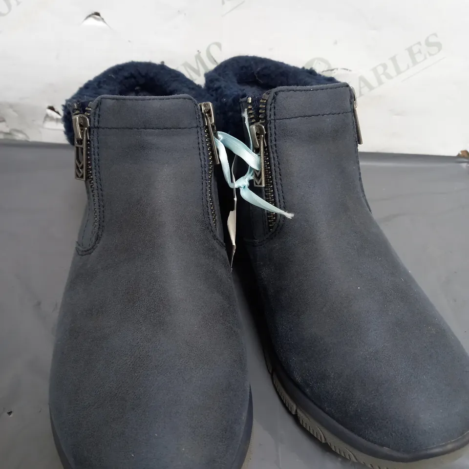 SKETCHERS NAVY BLUE HIKE EASY BOOTS - UK SIZE 5.5