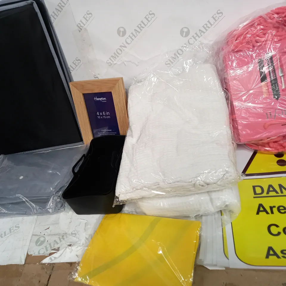 BOX OF ASSORTED HOUSEHOLD ITEMS TO INCLUDE: PERSONALISED PHOTO FRAME, ASBESTOS WARNING SIGNS, SOLEDI LAUNDRY BASKET ETC 