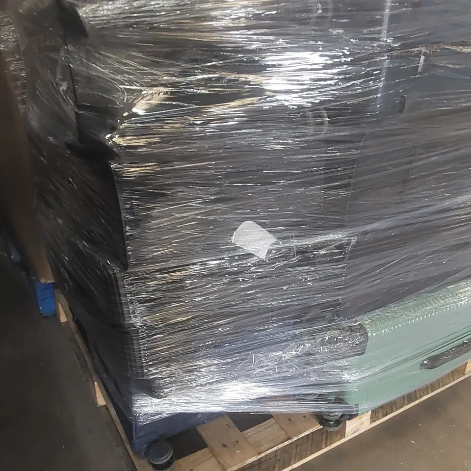 PALLET CONTAINING A VERY LARGE QUANTITY OF ASSORTED SUITCASES