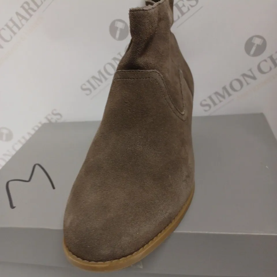 BOXED VIONIC VERA ANKLE BOOTS, GREIGE - SIZE 6 