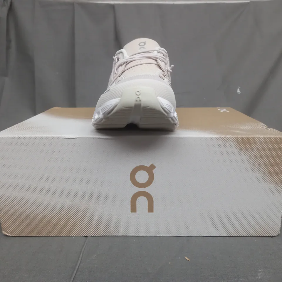 BOXED PAIR OF CLOUD 5 QU TRAINERS IN PEARL/WHITE UK SIZE 4