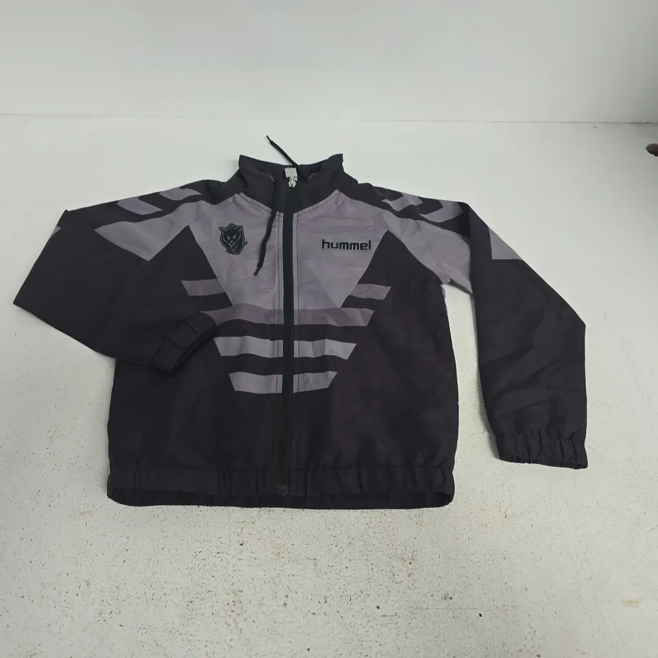 HUMMEL BLACKCATS ZIP THROUGH KIDS JACKET IN BLACK/GREY - 10/11