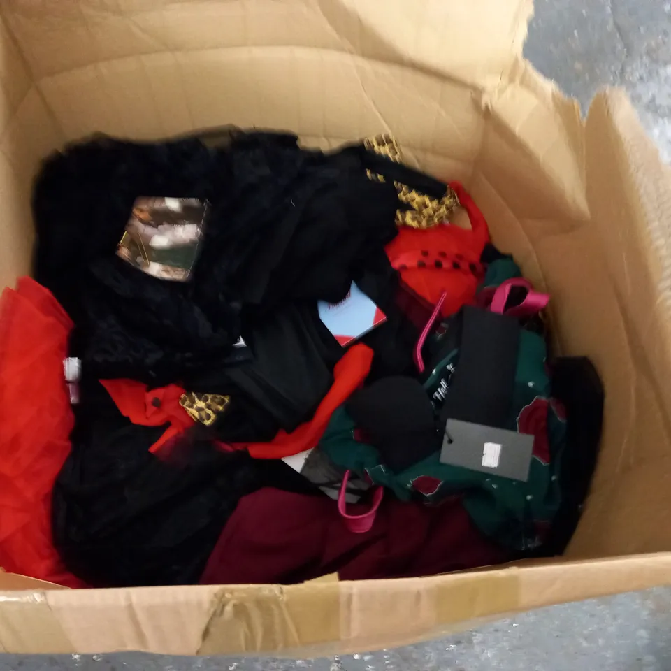 LARGE QUANTITY OF ASSORTED CLOTHING ITEMS TO INCLUDE SUPERDRY AND HEL BUNNY