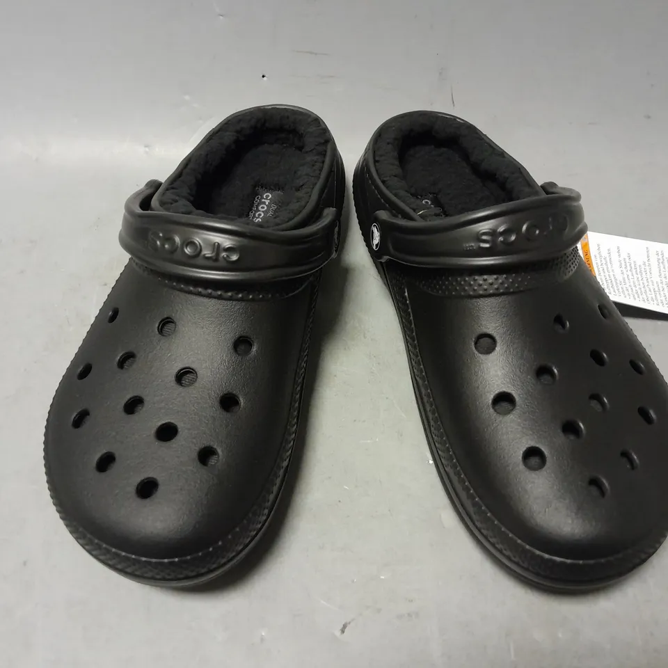 PAIR OF CROCS CLASSIC LINED CLOG IN BLACK - EU 39-40