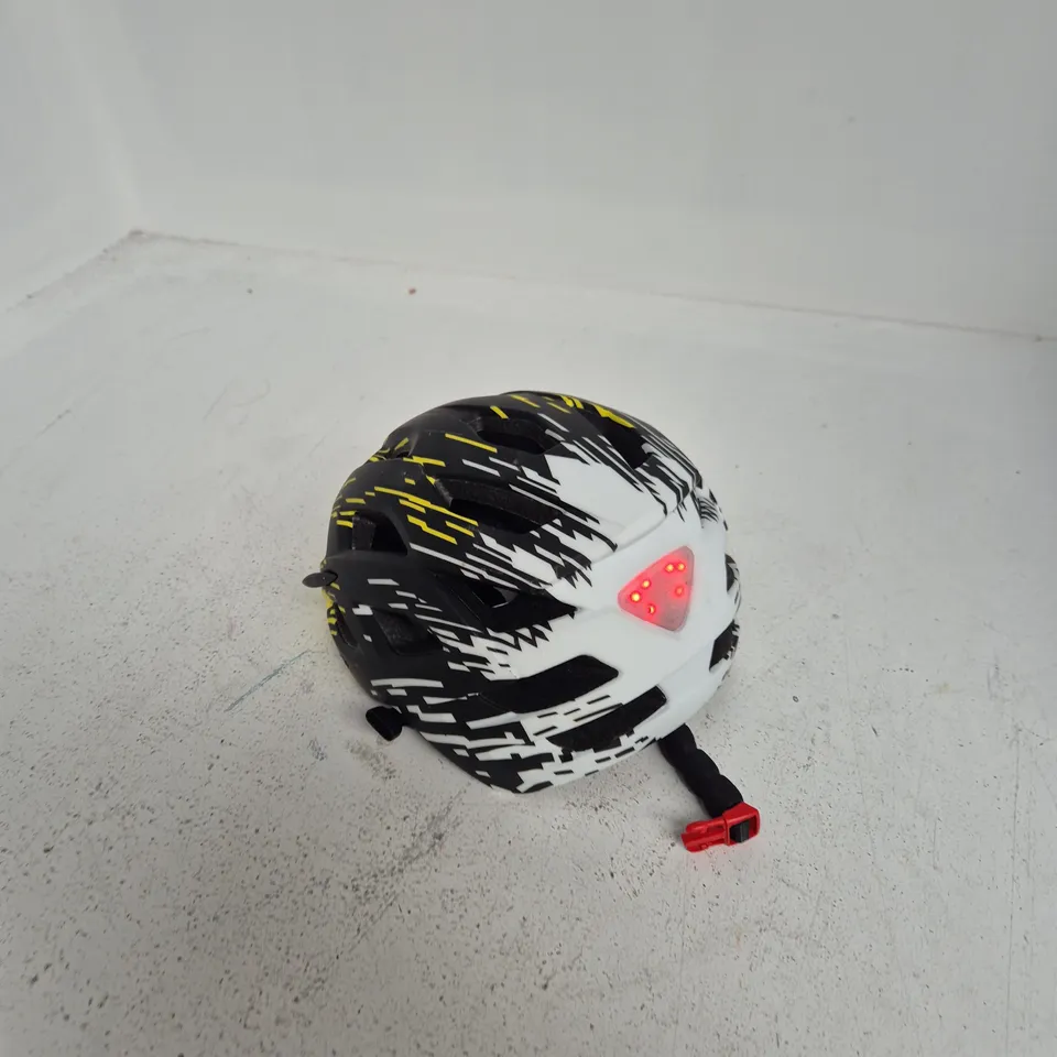 BOX OF APPROXIMATELY 20 ASSORTED ITEMS TO INCLUDE: BIKE HELMET WITH LED 