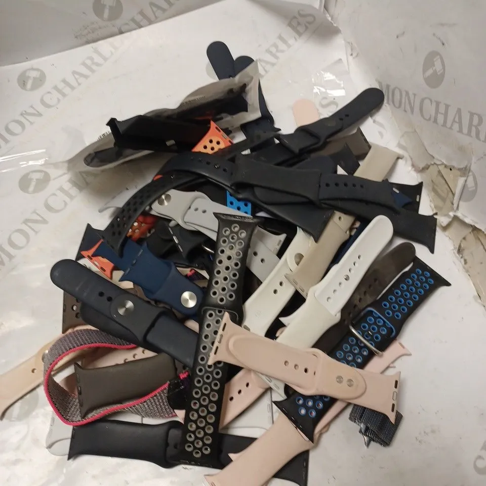 APPROXIMATELY 30 ASSORTED LOOSE SMART WATCH STRAPS IN VARIOUS DESIGNS & SIZES 