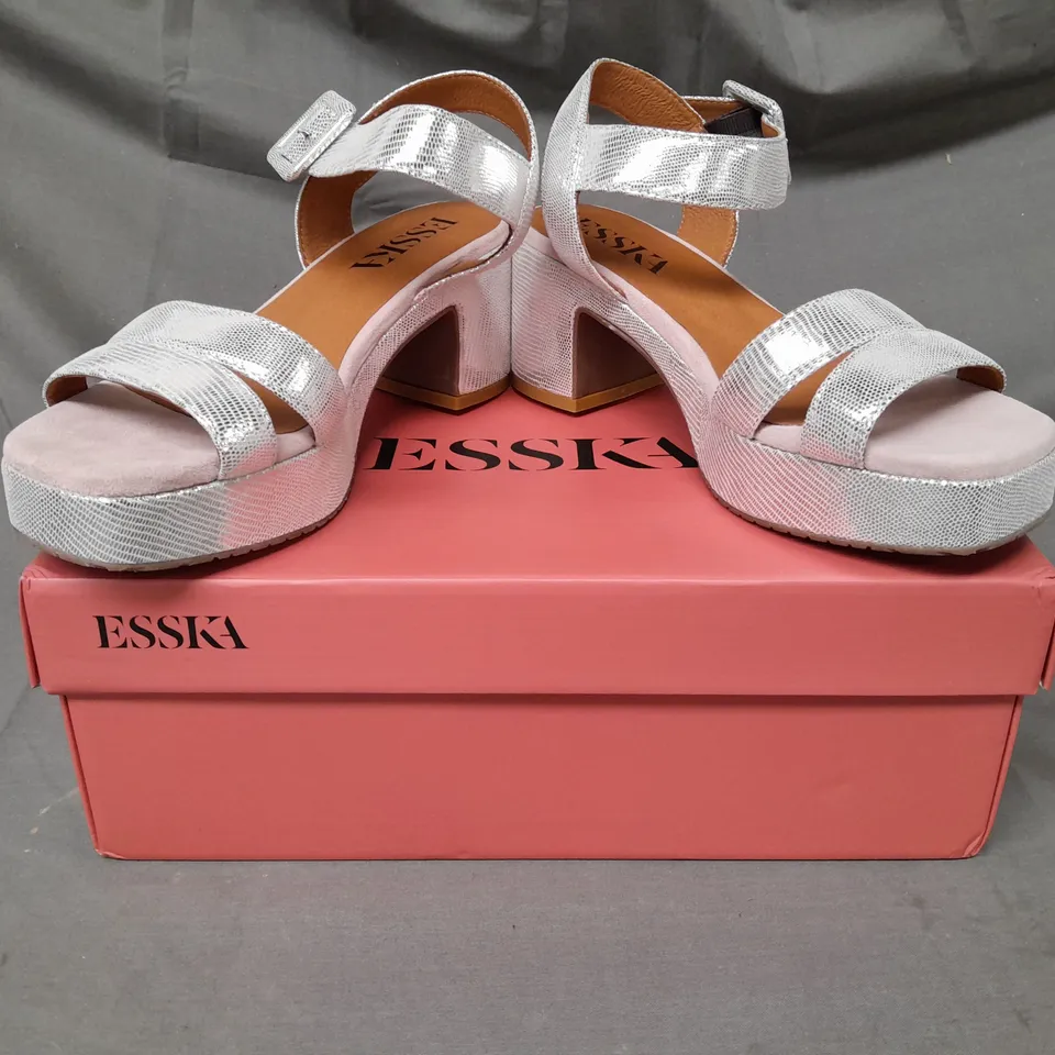 BOXED PAIR OF ESSKA OPEN TOE BLOCK HEEL SANDALS IN METALLIC SILVER/PINK EU SIZE 38