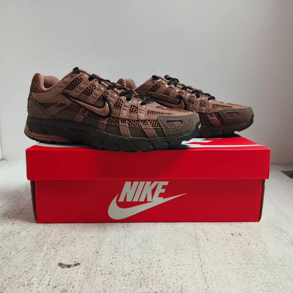 BOXED PAIR OF NIKE P-6000 SE TRAINERS IN CACAO SIZE UK 6.5