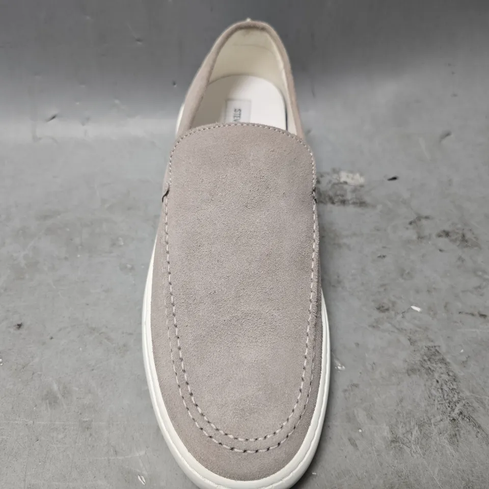 STEVE MADDEN SLIP ON SHOE IN GREY - UK 9 