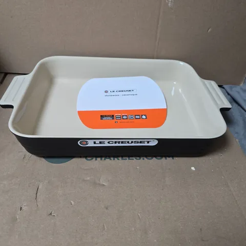 LE CREUSET RECTANGULAR STONEWARE BAKE DISH – CREAM INTERIOR, DARK EXTERIOR