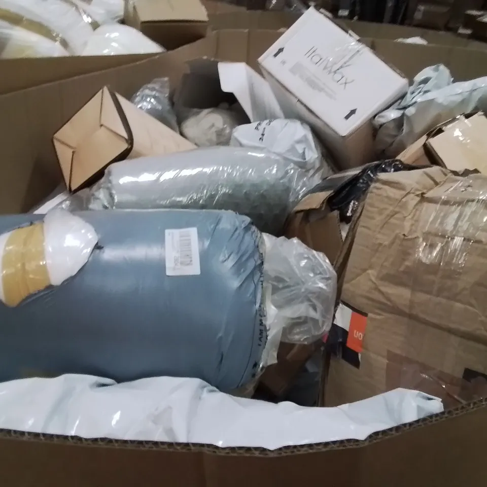 PALLET CONTAINING A LARGE QUANTITY OF PILLOWS