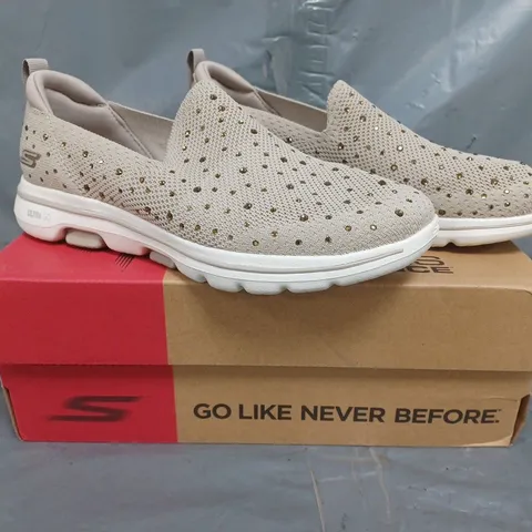BOXED PAIR OF SKECHERS GO WALK LIMELIGHT PREMIUM FLAT KNIT SLIP ON TRAINER IN TAUPE SIZE 4