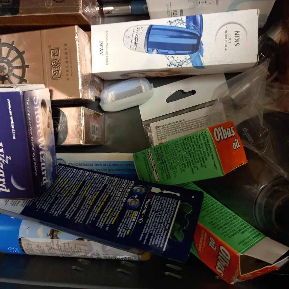 LOT OF APPROXIMATELY 20 ASSORTED HEALTH & BEAUTY ITEMS, TO INCLUDE VITA COCO, SOAP PASE, TANNING MITT, ETC