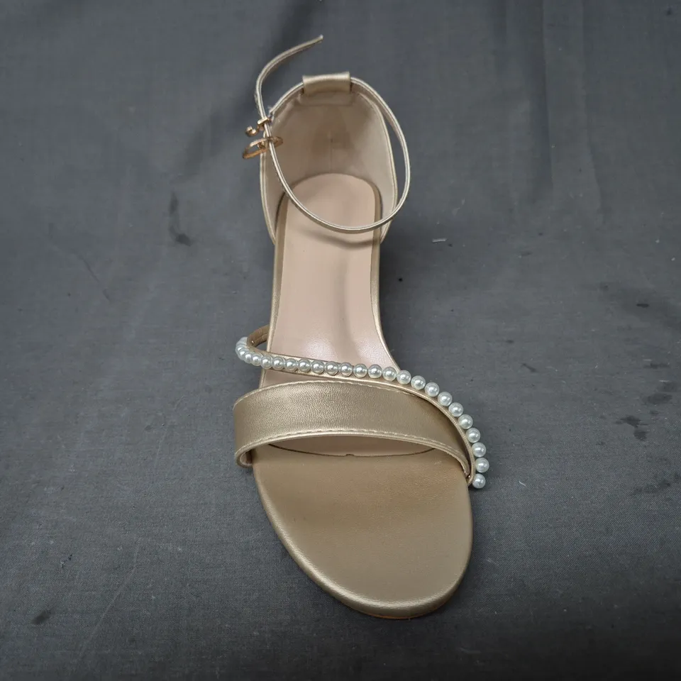 BOXED PAIR OF UNBRANDED OPEN TOE BLOCK HEEL SANDALS IN GOLD W. PEAR EFFECT DETAIL EU SIZE 40