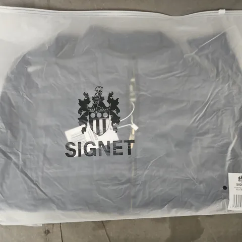 BAGGED SIGNET PORTFOLIO GILET IN NAVY SIZE MEDIUM