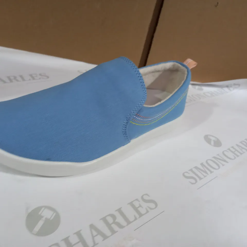 VIONIC BLUE PUMPS SIZE 5.5