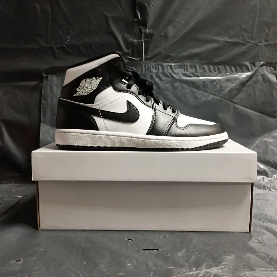 BOXED PAIR OF NIKE AIR JORDAN 1 MID SHOES IN BLACK/WHITE SIZE UK 6