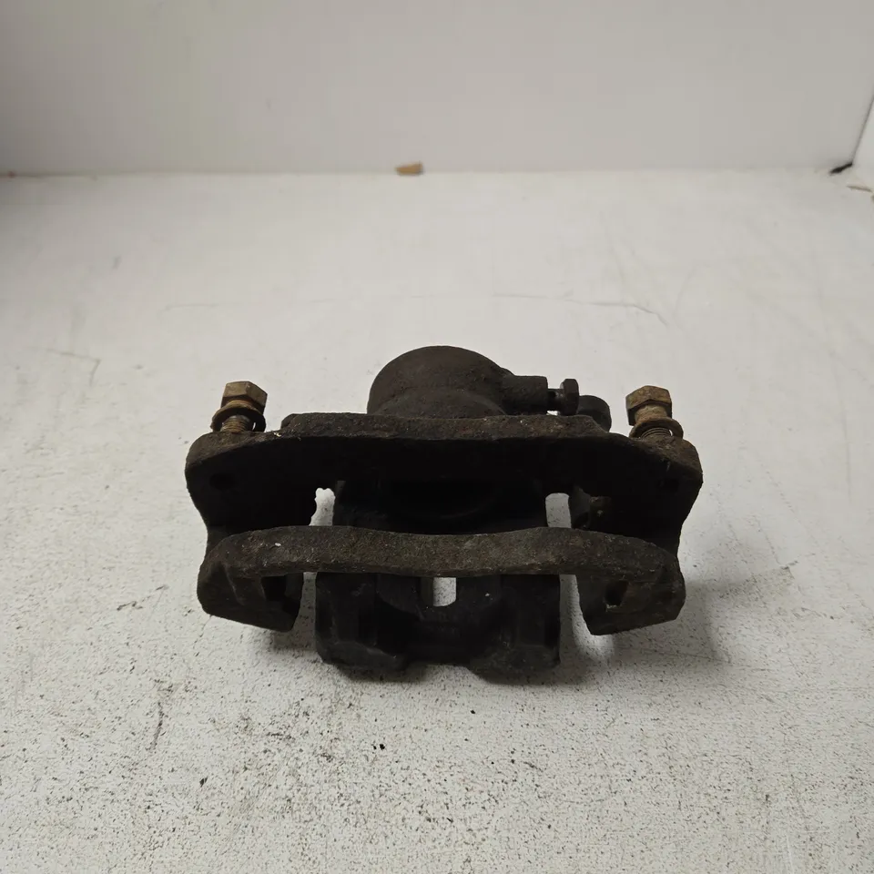 USED AUTOMOTIVE BRAKE CALIPER ASSEMBLY WITH MOUNTING BRACKET – RUSTY