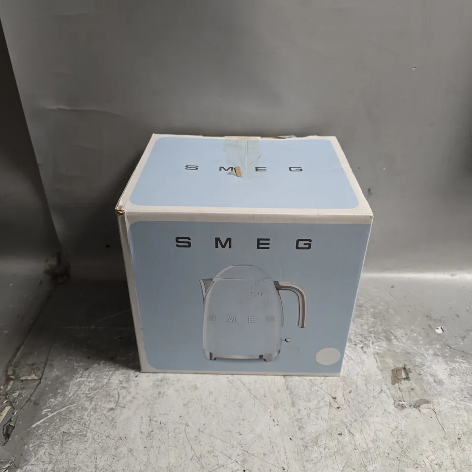 BOXED SMEG WHITE ELECTRIC KETTLE
