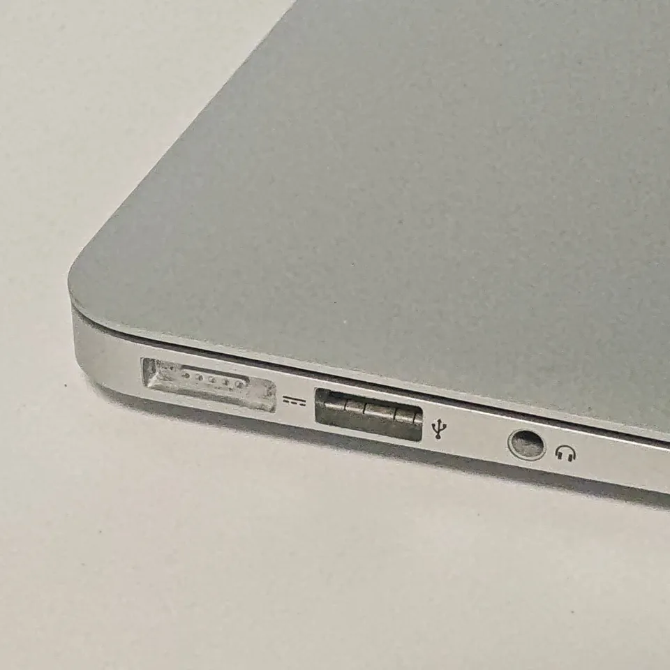 UNBOXED APPLE MACBOOK AIR I-7 8GB/256GB IN SILVER - A1466