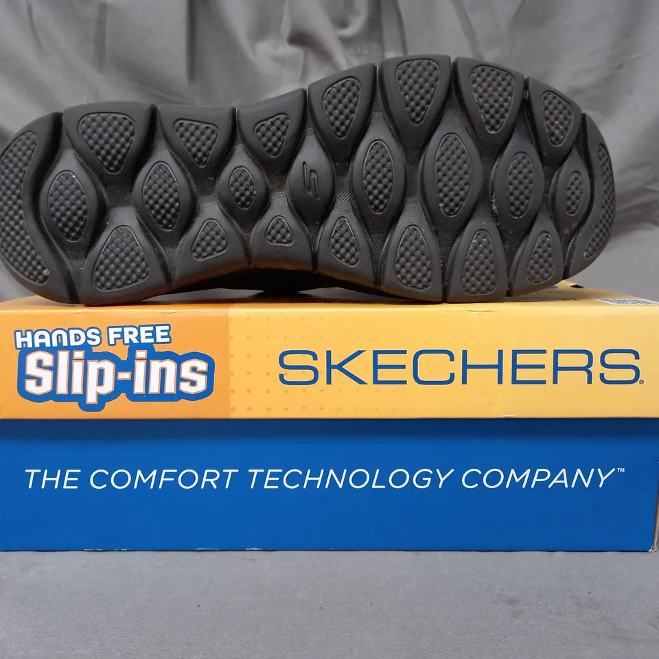 BOXED PAIR OF SKECHERS GO WALK TRAINERS IN BLACK SIZE 8